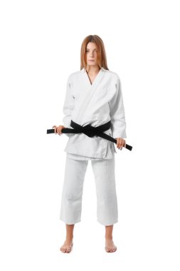 Beyaz arka planda kadın karate eğitmeni