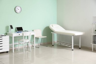 Modern işyeri ve tıbbi kanepesi olan bir muayenehane.