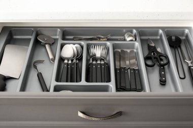 Gümüş çatal bıçaklı mutfak çekmecesi, yakın plan.
