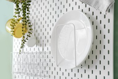 Yeşil duvarda temiz plakalı tahta.