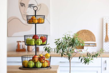 Modern mutfakta sağlıklı meyvelerle ayakta durun.