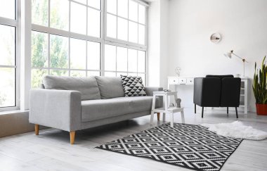 Beyaz basamaklı iskemle ve kanepeli oturma odasının içi.