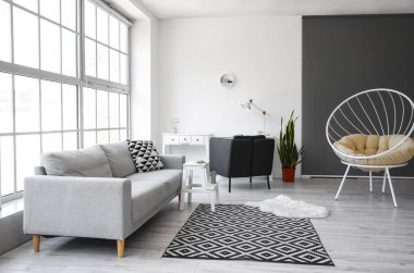 Beyaz basamaklı iskemle ve kanepeli oturma odasının içi.