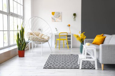 Modern işyeri, kanepe ve basamaklı ışıklı oturma odasının içinde.