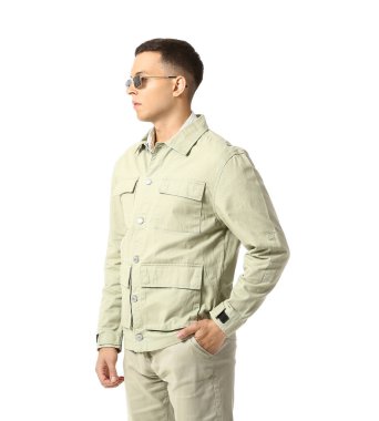 Beyaz arka planda güneş gözlüklü ve ceketli genç adam.