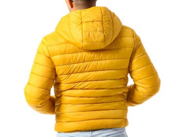 Beyaz arka planda sarı ceketli genç adam.