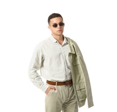 Beyaz arka planda şık gömlekli ve ceketli genç bir adam.