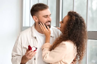 Genç adam kız arkadaşına evlenme teklif ediyor.