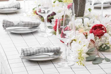 Çiçekli düğün için güzel bir masa.