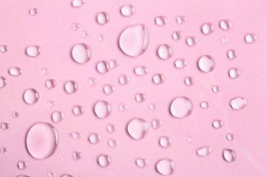 Pembe Arkaplanda Su Damlaları