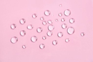 Pembe arka planda çok su damlası