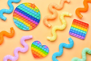 Renkli pop tüpleri ve patlayan oyuncaklar bej arka planda