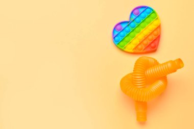 Renkli pop tüpü ve bej arka planda hareketli oyuncak