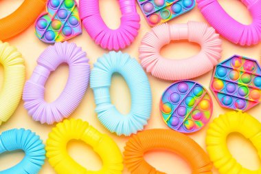 Renkli pop tüpleri ve patlayan oyuncaklar sarı arka planda
