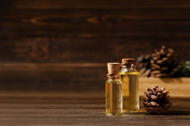 Ahşap zemin üzerinde gerekli yağ ve kozalak şişeleri