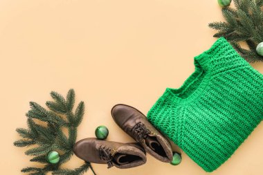 Örgü süveter, ayakkabılar ve arka planda Noel dekoru