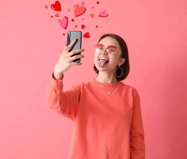 Hermosa Mujer Joven Con Teléfono Que Envía Mensaje Amor Sobre — Foto de Stock
