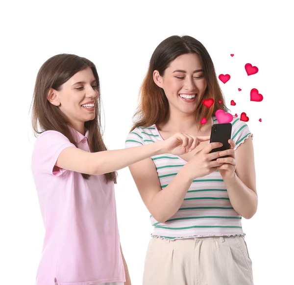 Hermosas Mujeres Jóvenes Con Teléfono Enviando Mensaje Amor Sobre Fondo — Foto de Stock