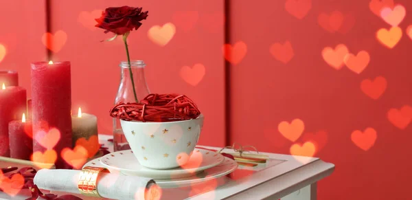 自宅でバレンタインデーのお祝いのテーブル設定 — ストック写真