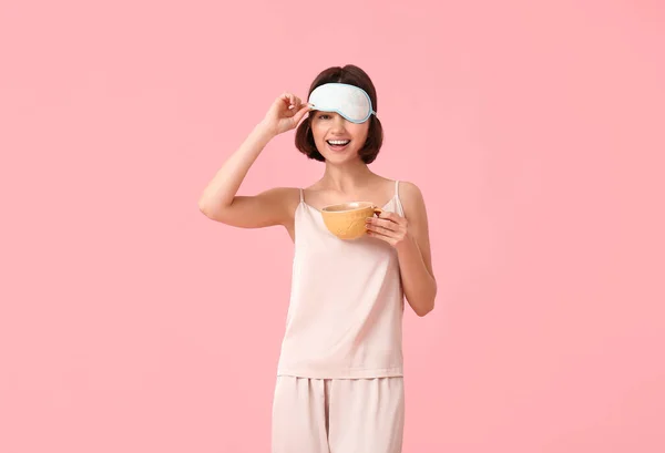 Mooie Vrouw Pyjama Met Kopje Koffie Kleur Achtergrond — Stockfoto