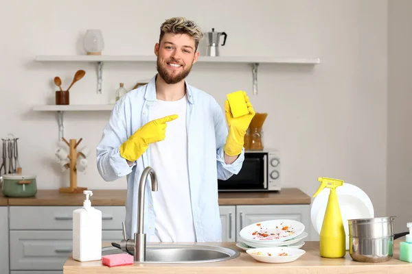 Schöner Junger Mann Zeigt Auf Putzschwamm Küche — Stockfoto