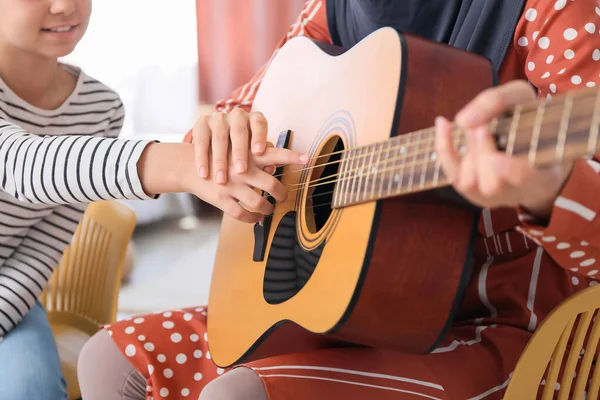 Private Muslim Music Teacher Giving Guitar Lesson Little Girl Home — Stock Photo, Image