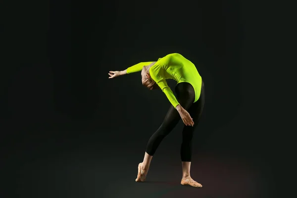 Mooie Jonge Vrouw Doen Gymnastiek Zwart Achtergrond — Stockfoto