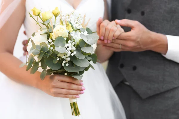 Glückliche Junge Braut Mit Ihrem Bräutigam Nahaufnahme — Stockfoto