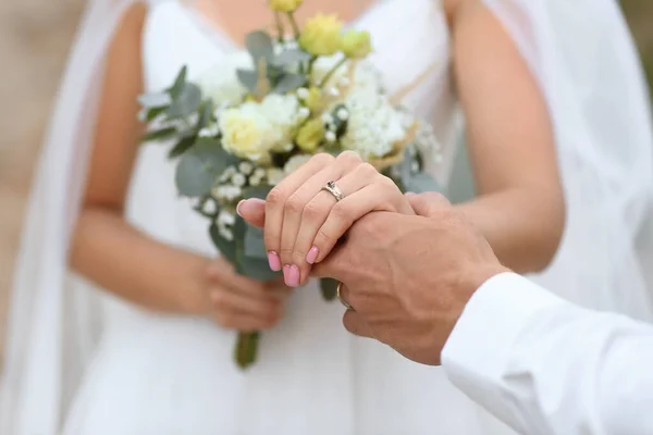 Glückliche Junge Braut Mit Ihrem Bräutigam Nahaufnahme — Stockfoto