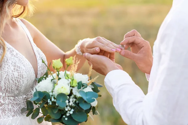 Noivo Colocando Lindo Anel Casamento Dedo Noiva Livre — Fotografia de Stock