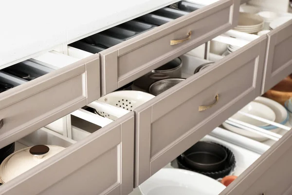Buka Laci Dengan Peralatan Dapur Tutup — Stok Foto