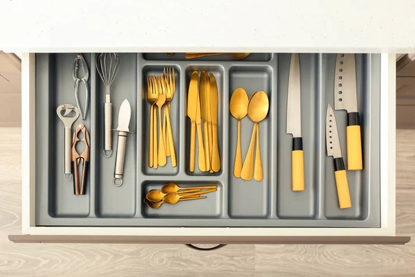 Buka Laci Dengan Cutlery Dan Peralatan Dapur Closeup — Stok Foto