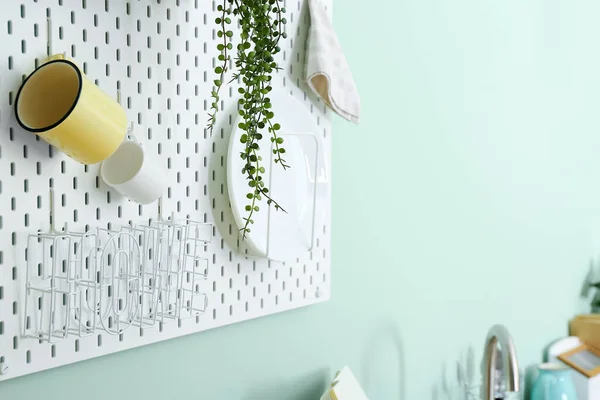 Peg Board Decor Cups Plate Hanging Green Wall — Stock Photo, Image