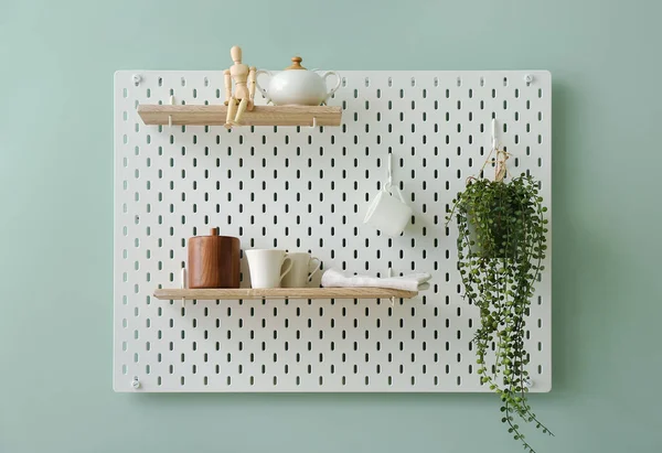 Peg Board Dishes Wooden Mannequin Houseplant Hanging Green Wall — Stock Photo, Image