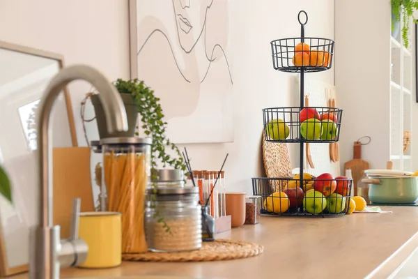 Berdiri Dengan Buah Buahan Sehat Meja Dapur Modern — Stok Foto