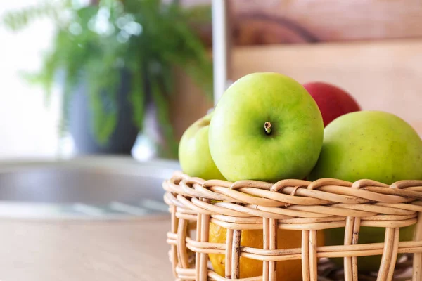 Wicker Basket Apples Table Top Kitchen Closeup — Stock Photo, Image