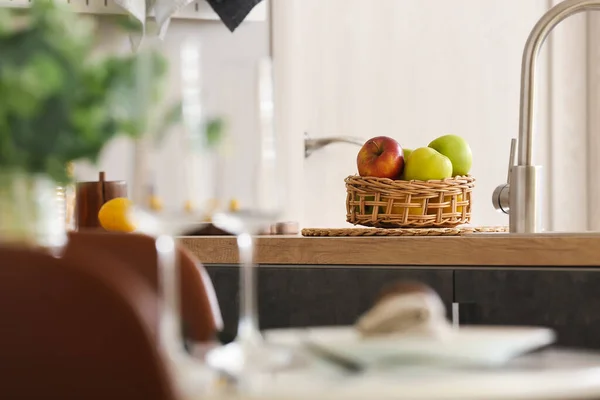 Cesto Vimini Con Mele Sul Tavolo Cucina — Foto Stock