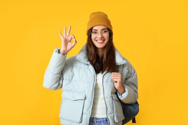 Pretty Young Woman Warm Clothes Showing Color Background — Foto Stock
