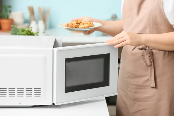 Housewife Putting Plate Tenderized Steaks Microwave Oven Kitchen — Stock Photo, Image