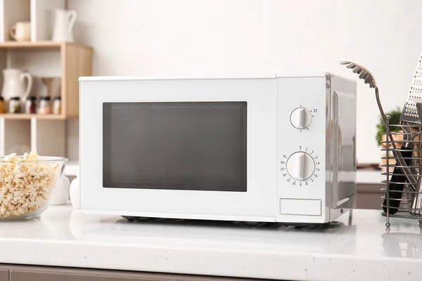 Weiße Mikrowelle Auf Der Theke Der Küche — Stockfoto