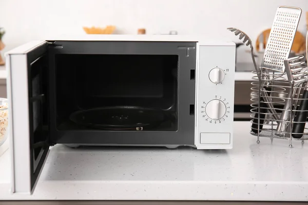 Abra Forno Microondas Moderno Suprimentos Balcão Cozinha — Fotografia de Stock