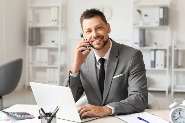 Smiling Businessman Laptop Talking Mobile Phone Table Office — Stock Photo, Image