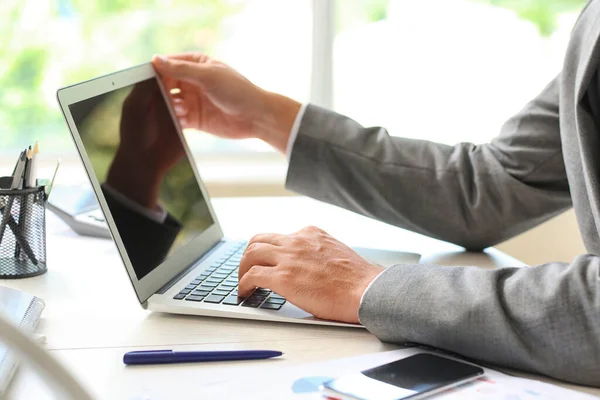 Businessman Working Laptop Table Office Closeup — Stock Photo, Image