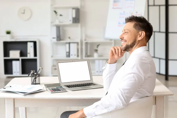 Sonriente Joven Hombre Negocios Sentado Mesa Oficina — Foto de Stock