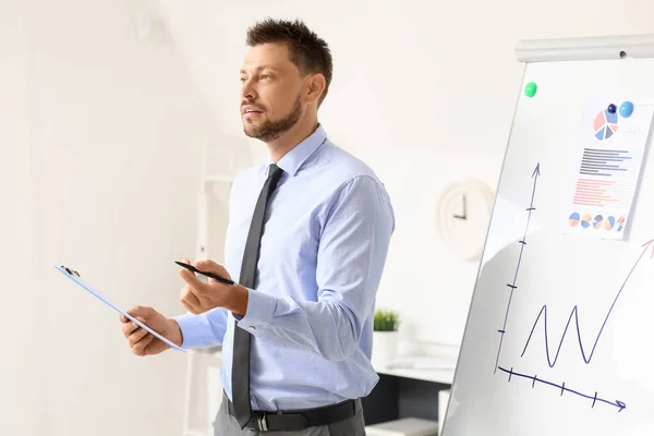 Handsome Businessman Giving Presentation Flipchart Office — Stock Photo, Image