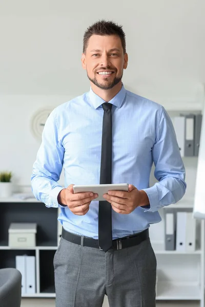 Schöner Geschäftsmann Mit Tablet Computer Büro — Stockfoto