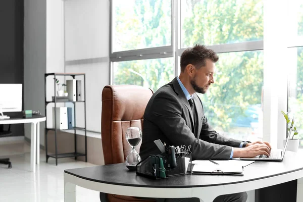 Schöner Geschäftsmann Arbeitet Mit Laptop Tisch Büro — Stockfoto
