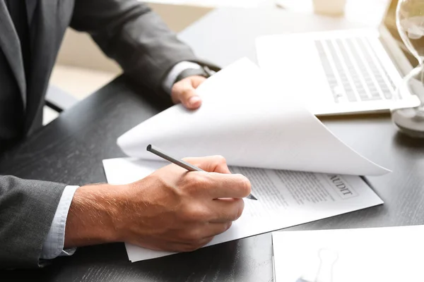 Jungunternehmer Arbeitet Mit Dokumenten Tisch Büro Nahaufnahme — Stockfoto