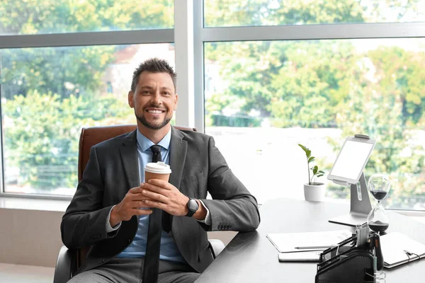Schöner Geschäftsmann Mit Tasse Kaffee Sitzt Tisch Büro — Stockfoto
