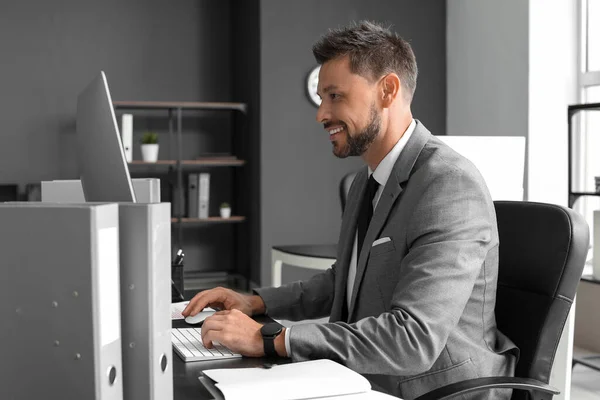 Gutaussehender Geschäftsmann Arbeitet Mit Computer Tisch Büro — Stockfoto